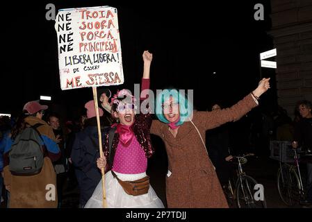 Rom, Italien. 08. März 2023. Demonstranten mit Plakaten, die ihre Meinung zum Ausdruck bringen, während des frauenmarsches zur Feier des Internationalen Frauentags in Rom. Die Menschen zeigten Plakate und Banner, die Frauenrechte forderten und unterstützten. Kredit: Vincenzo Nuzzolese/Alamy Live News Stockfoto