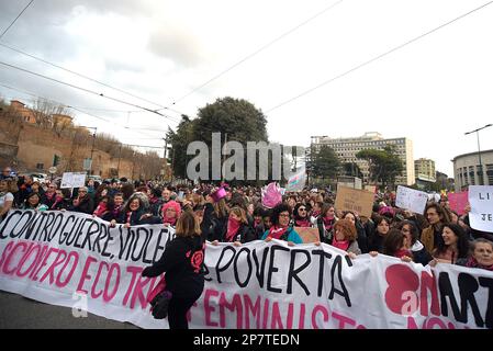 Rom, Italien. 08. März 2023. Allgemeiner Überblick über den frauenmarsch zur Feier des Internationalen Frauentags in Rom. Die Menschen zeigten Plakate und Banner, die Frauenrechte forderten und unterstützten. Kredit: Vincenzo Nuzzolese/Alamy Live News Stockfoto