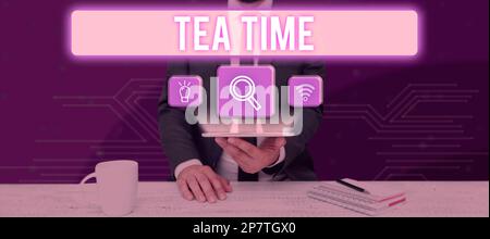 Inspiration mit dem Schild „Tea Time“. Geschäftskonzept Nachmittagszeit, wenn einige Leute eine kleine Mahlzeit essen Stockfoto