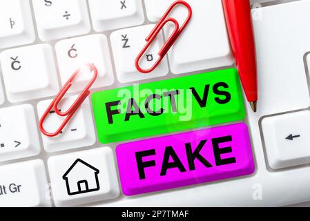 Textunterschrift mit Fakten vs. Fälschungen. Das Wort, auf dem geschrieben wird, ist wahr oder falsch. Zweifel, ob etwas echt ist Stockfoto