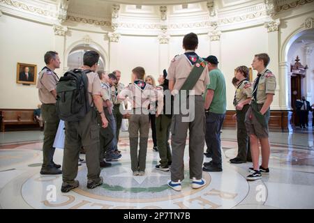 Austin Texas, USA, März 8 2023: Eine Gruppe Pfadfinder versammelt sich in der Rotunde des Texas Capitol, während sie auf eine Tour warten. Kredit: Bob Daemmrich/Alamy Live News Stockfoto