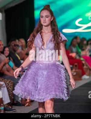 Ein Model läuft am 18. März 2022 während der FLL Fashion Week in Fort Lauderdale, Florida, auf der Landebahn der Designer Lily Marotto Fashion Show Stockfoto