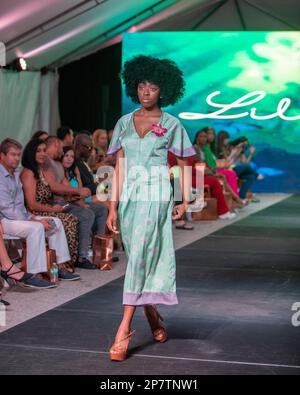 Ein Model läuft am 18. März 2022 während der FLL Fashion Week in Fort Lauderdale, Florida, auf der Landebahn der Designer Lily Marotto Fashion Show Stockfoto