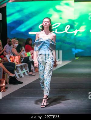 Ein Model läuft am 18. März 2022 während der FLL Fashion Week in Fort Lauderdale, Florida, auf der Landebahn der Designer Lily Marotto Fashion Show Stockfoto