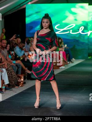 Ein Model läuft am 18. März 2022 während der FLL Fashion Week in Fort Lauderdale, Florida, auf der Landebahn der Designer Lily Marotto Fashion Show Stockfoto