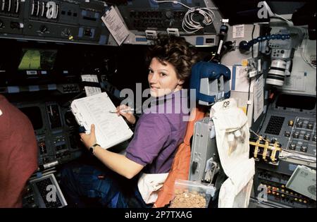 Usa. 8. März 2023. DIE ehemalige Astronautin Eileen Collins sitzt am 2. Februar 1995 an Bord des Space Shuttles Discovery. Collins wurde im Januar 1990 von der NASA ausgewählt und war die erste Pilotin eines Space Shuttles und die erste Frau, die eine Shuttle-Mission befehligte. Über vier Missionen, STS-63 Discovery, STS-84 Atlantis, STS-93 Columbia und STS-114 Discovery, Sie hat über 537 Stunden im Weltraum verbracht. Zu den Höhepunkten ihrer Missionen zählen der Einsatz des Chandra-Röntgenbeobachtungszentrums, wissenschaftliche Experimente und die Bewertung neuer Flugsicherheitsverfahren. (Kreditbild: © Stockfoto