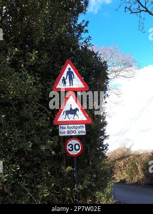 Verkehrswarnschild auf einer Landstraße mit hohen Hecken in Burnley Lancashire UK Stockfoto