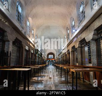 SANTIAGO DE COMPOSTELA, SPANIEN - 16. SEPTEMBER 2022: Weitwinkelblick eines leeren Schiffes im Mercado de Abastos (Lebensmittelmarkt) von Santiago de Compos Stockfoto