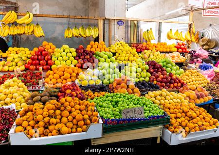 Kutaisi, Georgia, 04.06.21. Marktstand mit bunten lokalen Früchten im Kutaisi Central Market (grüner Basar, Mtsvane Bazari) Halle. Stockfoto