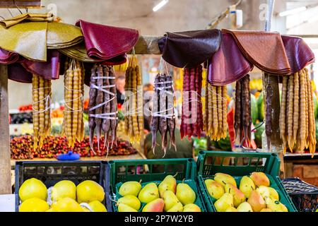 Marktstand auf dem Kutaisi Central Market (grüner Basar, Mtsvane Bazari) mit Kirchkhela, traditionellen georgischen Kerzenbonbons und Chiri. Stockfoto