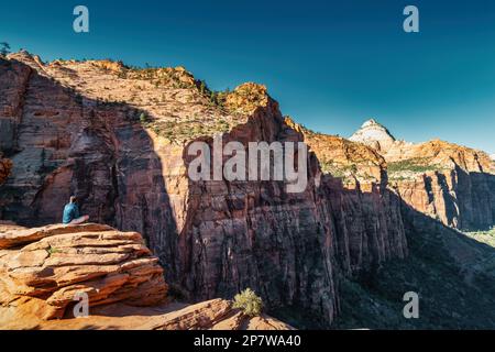 Der Canyon Overlook im Zion-Nationalpark in Utah, USA, ist ein Wanderer. Stockfoto
