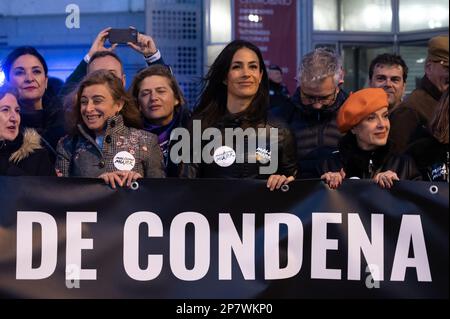 Madrid, Spanien. 08. März 2023. Die stellvertretende Bürgermeisterin von Madrid BEGO-A Villacis (C) wird während der Demonstration anlässlich des Internationalen Frauentags gesehen. Viele Tausend Menschen sind auf die Straße gegangen, fordern gleiche Rechte und protestieren gegen geschlechtsspezifische Gewalt. Kredit: Marcos del Mazo/Alamy Live News Stockfoto