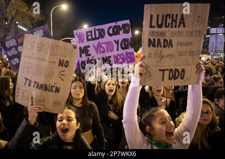 Madrid, Spanien. 08. März 2023. Frauen, die während der Demonstration anlässlich des Internationalen Frauentags Plakate tragen und schreien, fordern gleiche Rechte und protestieren gegen geschlechtsspezifische Gewalt. Kredit: Marcos del Mazo/Alamy Live News Stockfoto