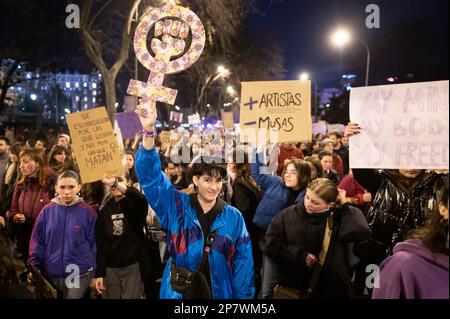 Madrid, Spanien. 08. März 2023. Frauen, die während der Demonstration anlässlich des Internationalen Frauentags Plakate tragen, die gleiche Rechte fordern und gegen geschlechtsspezifische Gewalt protestieren. Kredit: Marcos del Mazo/Alamy Live News Stockfoto