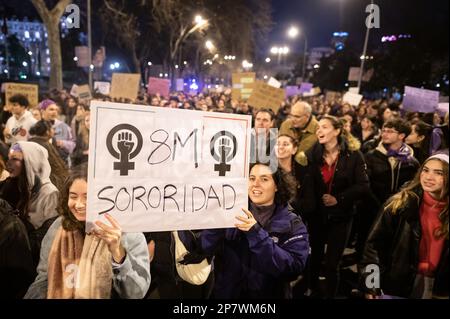 Madrid, Spanien. 08. März 2023. Frauen, die während der Demonstration anlässlich des Internationalen Frauentags Plakate in der Hand hielten, die gleiche Rechte forderten und gegen geschlechtsspezifische Gewalt protestierten. Kredit: Marcos del Mazo/Alamy Live News Stockfoto