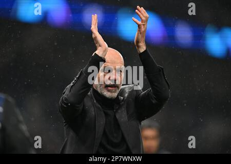 London, Großbritannien. 08. März 2023. England, London, 08. März 2023 – Manager Stefano Pioli vom AC Milan feiert nach dem Sieg der UEFA Champions League-Runde mit 16. Spielabschnitt zwei zwischen Tottenham Hotspur und AC Milan im Tottenham Stadium. Foto: Sebastian Frej Credit: Sebo47/Alamy Live News Stockfoto