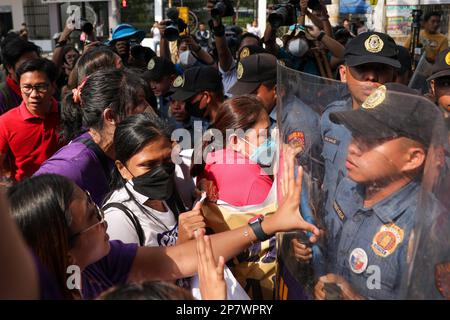 Manila, Philippinen. 8. März 2023. Demonstranten streiten sich mit Polizisten während einer Kundgebung anlässlich des Internationalen Frauentags. Verschiedene Frauenrechtsgruppen protestierten gegen Ungleichheit am Arbeitsplatz, Missbrauch, Belästigung und Gewalt gegen Frauen. (Kreditbild: © Basilio Sepe/ZUMA Press Wire) NUR REDAKTIONELLE VERWENDUNG! Nicht für den kommerziellen GEBRAUCH! Stockfoto