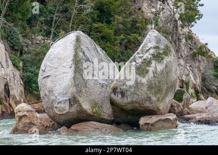 Split Apple Rock in der Nähe von Kaiteriteri im Abel Tasman National Park, South Island, Neuseeland Stockfoto