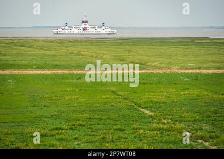 Die Fähre zwischen dem Festland und der Insel Ameland, Niederlande 2022. Stockfoto