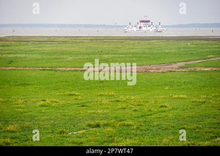 Die Fähre zwischen dem Festland und der Insel Ameland, Niederlande 2022. Stockfoto