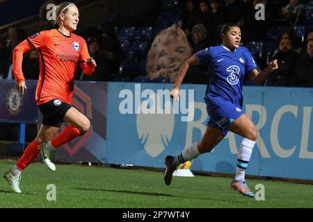 Kingsmeadow Stadium, London, 22. Januar 2023 Emma Kullberg (BRI, 16) und Jess Carter (CHE, 7) während eines WSL-Spiels in Kingsmeadow, 2023 zwischen Chelsea und Liverpool. (Bettina Weissensteiner/SPP) Stockfoto