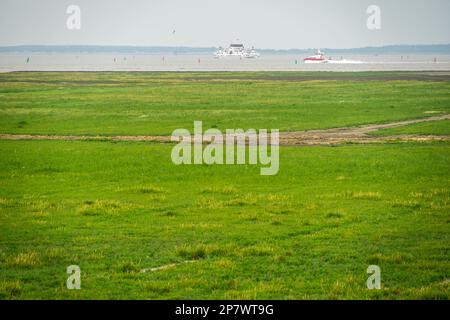 Die Fähre zwischen dem Festland und der Insel Ameland, Niederlande 2022. Stockfoto