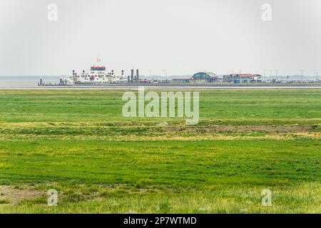 Die Fähre zwischen dem Festland und der Insel Ameland, Niederlande 2022. Stockfoto