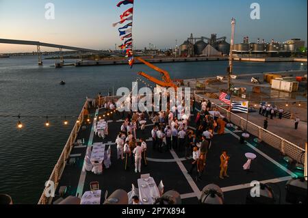 Die Crew von USCGC Stone (WMSL 758) beherbergt uruguayische Militär- und Regierungsbeamte sowie Mitarbeiter aus den USA Embassy Montevideo, Uruguay, während eines Abendessens an Bord der Stone in Montevideo, Uruguay, am 21. Februar 2022. Stone ist im Südatlantik im Einsatz, um illegale maritime Aktivitäten zu bekämpfen und die Beziehungen zur maritimen Souveränität in der gesamten Region zu stärken. (USA Küstenwache Foto von Petty Officer 3. Klasse Riley Perkofski) Stockfoto