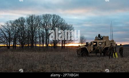 USA Marines mit Anti-Panzer Training Company, 25. Marine Regiment, 4. Marine Division, Marine Forces Reserve bereiten sich darauf vor, während einer Feuerübung im Fort Chaffee Joint Maneuver Training Center, Arkansas, am 3. März 2023, ein mit der Tube gestartetes optisch GEFÜHRTES DRAHTGEFÜHRTES Waffensystem abzufeuern. Die Marines feuerten das ABSCHLEPPWAFFENSYSTEM aus einem Joint Light Tactical Vehicle (JLTV) ab, um sich mit den damit verbundenen Sicherheits- und Abschussverfahren vertraut zu machen. Der JLTV ist mit modernerer Technologie ausgestattet als die Grundausstattung eines Mehrzweckfahrzeugs mit Mobilitätssystem ( Stockfoto