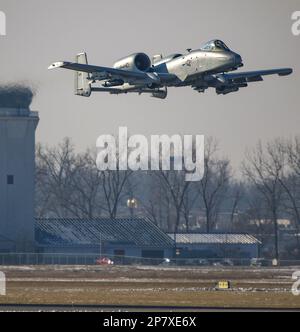 Ein A-10 Thunderbolt II-Flugzeug, das der 107. Fighter Squadron, Selfridge Air National Guard Base, Michigan, zugewiesen wurde, startet am 24. Januar 2023 zu einer Ausbildungsmission. Piloten führen regelmäßig Schulungsmissionen durch, um mit den erforderlichen Zertifizierungen auf dem Laufenden zu bleiben. (USA Air National Guard – Foto von Tom Demerly) Stockfoto