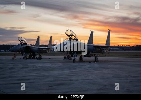 Zwei F-15E Strike Eagles, die dem 4. Kampfflug zugeteilt wurden, sitzen während Agile Cub 4 auf der Startbahn am Marine Corps Air Station Cherry Point, North Carolina, 6. März 2023. Diese agile Kampfbeschäftigung verlagert die Erzeugung von Luftstrom von großen, zentralisierten Stützpunkten zu Netzwerken kleinerer, verstreuter Standorte. (USA Air Force Foto von Senior Airman David Lynn) Stockfoto