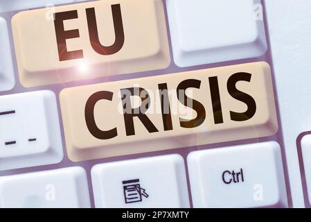 Schriftstück mit Text EU Crisis. Der Staat der Eurozone mit Internetkonzept ist nicht in der Lage, seine Staatsschulden zurückzuzahlen oder zu refinanzieren Stockfoto