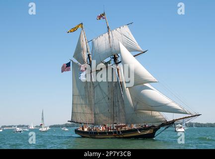 The Pride of Baltimore II Nachbildung eines amerikanischen Clipper-Schiffs aus dem 19. Jahrhundert bei einem Tall Ship Festival im Hafen von Toronto, Kanada Stockfoto