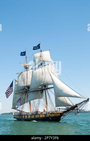 Die Brig Niagara unter voller Segel bei einem Großsegler-Festival im Hafen von Toronto, Kanada Stockfoto