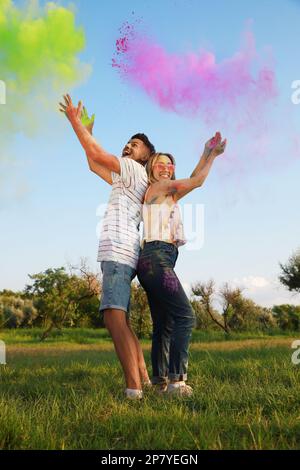 Fröhliches Paar mit bunten Pulverfarben im Freien. Holi-Festival-Feier Stockfoto