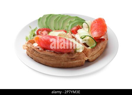 Köstliche belgische Waffeln mit Lachs, Avocado, Frischkäse und Gemüse auf weißem Hintergrund Stockfoto