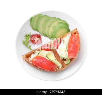 Köstliche belgische Waffeln mit Lachs, Avocado, Frischkäse und Gemüse auf weißem Hintergrund, Draufsicht Stockfoto