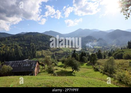 Wunderschöne Aussicht auf das Dorf in den Bergen an sonnigen Tagen Stockfoto