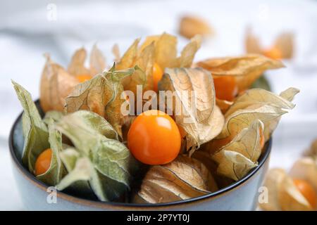 Reife Physalis-Früchte mit trockener Schale in der Schüssel, Nahaufnahme Stockfoto