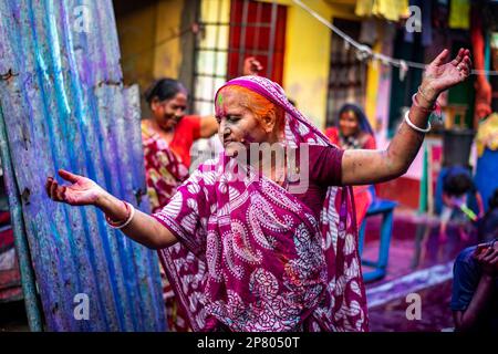 Chittagong, Chattogramm, Bangladesch. 8. März 2023. Studenten an Universitäten und Hochschulen in Chittagong werden in Farbe durchnässt, singen und tanzen zusammen, um das Holi Festival zu feiern. Holi ist ein Festival der Farben, des Spaßes und der Spaßfreude und wird von Millionen Hindus im indischen Subkontinent gefeiert, um den Frühling zu begrüßen. (Kreditbild: © MD Zakir Hossain/Pacific Press via ZUMA Press Wire) NUR REDAKTIONELLE VERWENDUNG! Nicht für den kommerziellen GEBRAUCH! Stockfoto