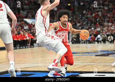 Chicago, Illinois, USA. 08. März 2023. Ohio State Buckeyes Forward Justice Sueing (14) fährt in der ersten Runde des NCAA Big Ten Conference Männer Basketballturniers im United Center in Chicago, Illinois, zum Korb. Dean Reid/CSM/Alamy Live News Stockfoto