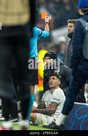 London, Großbritannien. 9. März 2023. Tottenham Hotspurs Cristian Romero (unten) wird am 8. März 2023 während der UEFA Champions League-Runde des Spiels 16 2. Leg zwischen Tottenham Hotspur und AC Milan in London, Großbritannien, eine rote Karte gezeigt. Kredit: Xinhua/Alamy Live News Stockfoto