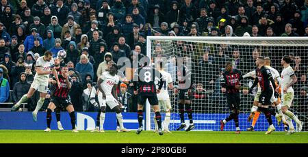 London, Großbritannien. 9. März 2023. Harry Kane von Tottenham Hotspur (1. l) tritt am 8. März 2023 beim Spiel der UEFA Champions League mit 16 2. Beinen zwischen Tottenham Hotspur und AC Milan in London, Großbritannien, an. Kredit: Xinhua/Alamy Live News Stockfoto