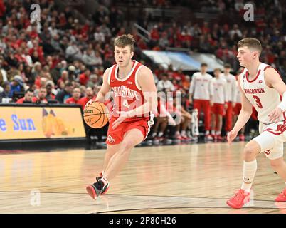 Chicago, Illinois, USA. 08. März 2023. Ohio State Buckeyes Guard Sean McNeil (4) fährt in der ersten Runde des NCAA Big Ten Conference Männer Basketball Tournament im United Center in Chicago, Illinois, zum Korb. Dean Reid/CSM/Alamy Live News Stockfoto