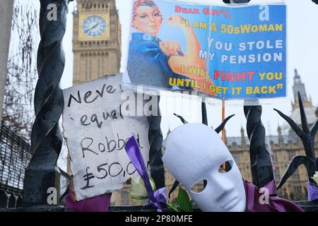 London, Großbritannien. 8. März 2023. Hunderte von Frauen, die in den 1950er Jahren geboren wurden, versammelten sich zu einem Protestteil der WASPI-Kampagne (Frauen gegen Ungleichheit der staatlichen Rentenversicherung), nachdem das staatliche Renteneintrittsalter von 60 auf 66 angehoben wurde, ohne angemessene Vorankündigung, um die notwendigen finanziellen Vorkehrungen zu treffen. Der nächste Schritt der Wahlkampfgruppe besteht darin, eine gerichtliche Überprüfung der Fehler eines parlamentarischen Wachhunds per Crowdfunding zu finanzieren. Kredit: Elfte Stunde Fotografie/Alamy Live News Stockfoto