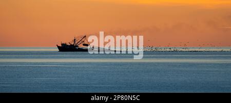 Fischerboot bei Sonnenaufgang Stockfoto