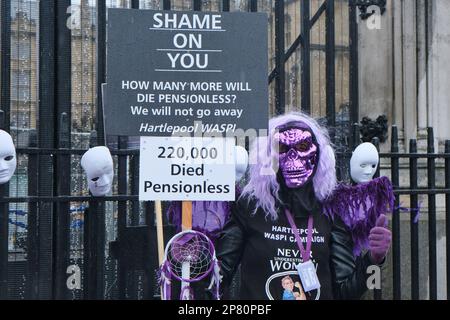 London, Großbritannien. 8. März 2023. Hunderte von Frauen, die in den 1950er Jahren geboren wurden, versammelten sich zu einem Protestteil der WASPI-Kampagne (Frauen gegen Ungleichheit der staatlichen Rentenversicherung), nachdem das staatliche Renteneintrittsalter von 60 auf 66 angehoben wurde, ohne angemessene Vorankündigung, um die notwendigen finanziellen Vorkehrungen zu treffen. Der nächste Schritt der Wahlkampfgruppe besteht darin, eine gerichtliche Überprüfung der Fehler eines parlamentarischen Wachhunds per Crowdfunding zu finanzieren. Kredit: Elfte Stunde Fotografie/Alamy Live News Stockfoto