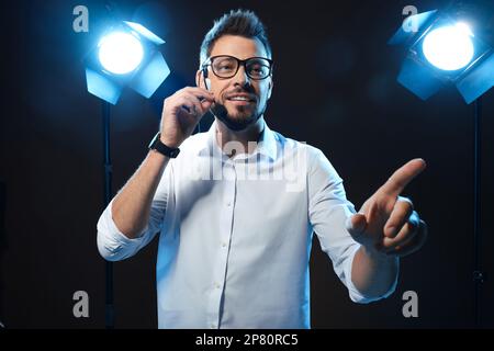 Motivationslautsprecher mit Headset, das auf der Bühne läuft Stockfoto