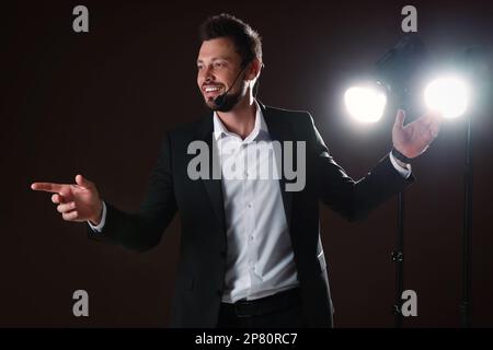 Motivationslautsprecher mit Headset, das auf der Bühne läuft Stockfoto