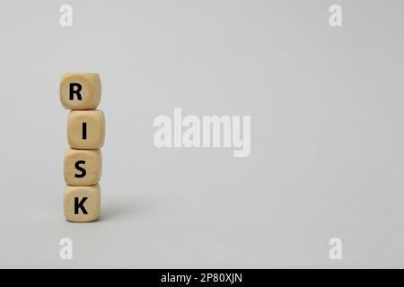 Stapel Holzwürfel mit Wortrisiko auf hellgrauem Hintergrund. Platz für Text Stockfoto